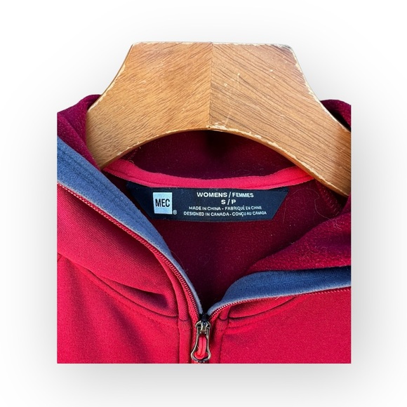 Beautiful MEC zipup ladies size small in excellent condition. - Picture 5 of 6